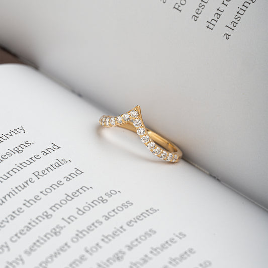 The Éternelle Chevron Band | Diamond | Yellow Gold