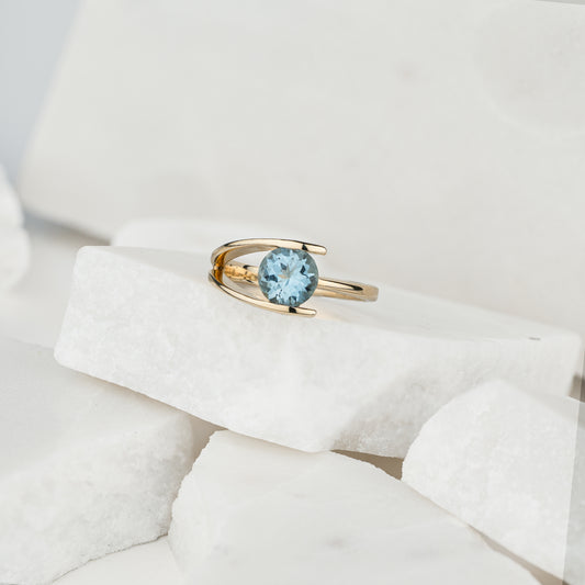 Aurá Tweez Solitaire Ring - Aquamarine | Yellow Gold