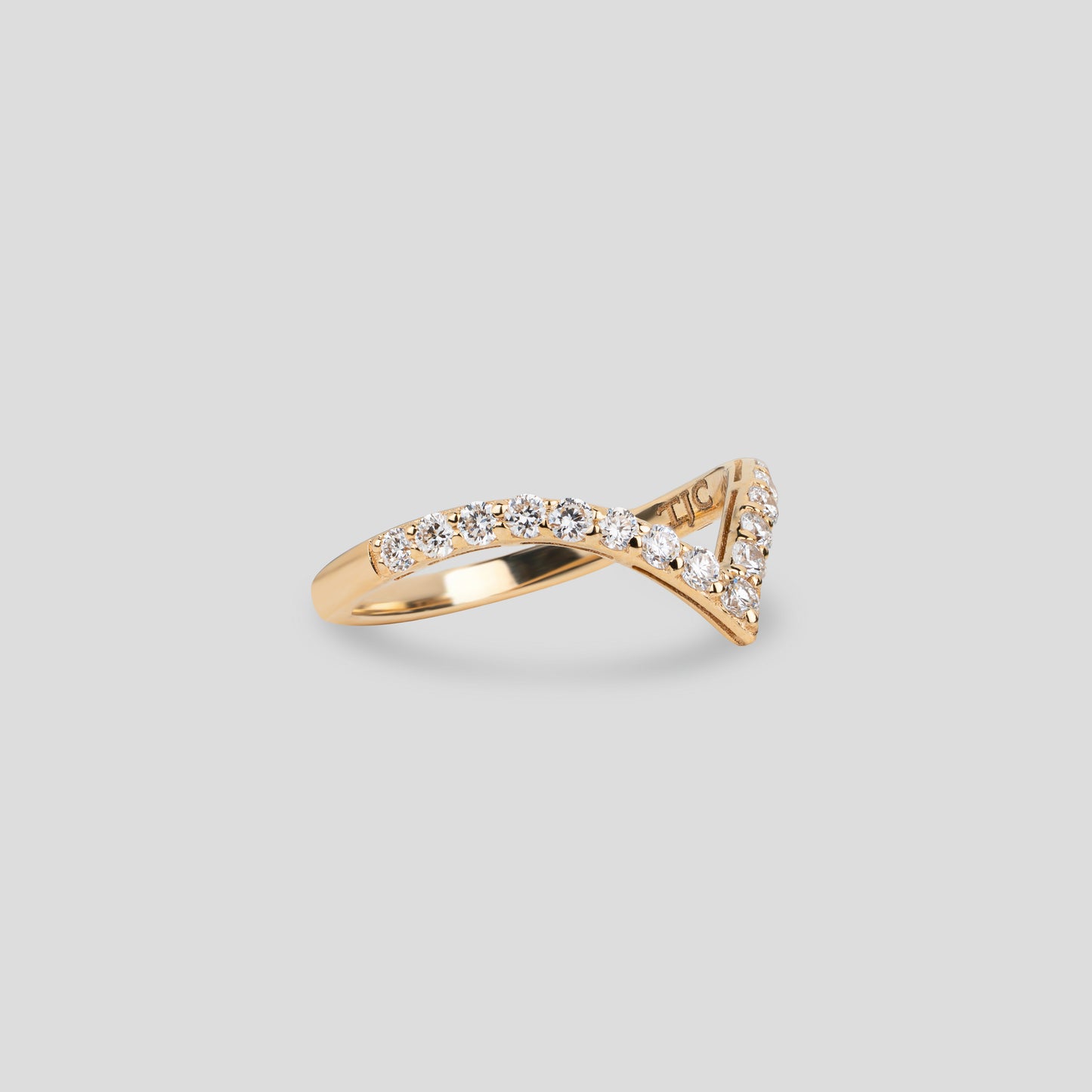 The Éternelle Chevron Band | Diamond | Yellow Gold