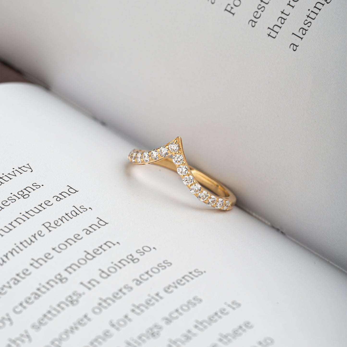 The Éternelle Chevron Band | Diamond | Yellow Gold