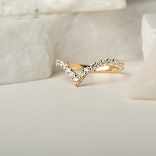 The Éternelle Chevron Band | Diamond | Yellow Gold